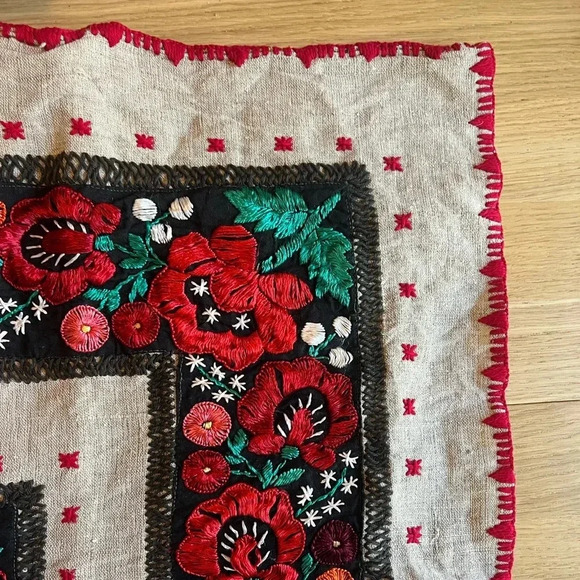Vintage Hand-Embroidered Floral Linen Tablecloth 25x25 - Red & Black Design - Picture 2 of 9